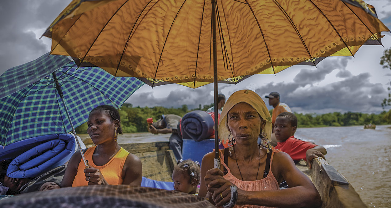 Residentes de la comunidad de Tanguí se desplazan para regresar a su casa después de tres meses de vivir en una escuela pública en la ciudad de Quibdó. Río Atrato, Chocó. Fotógrafo: © Juan Arredondo, 2014.