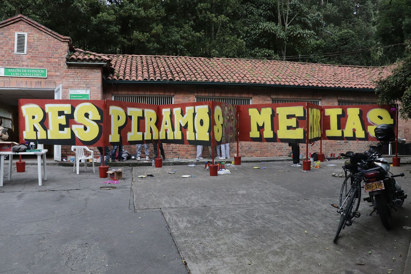 artistas plásticos se reunieron en el Parque Nacional, en Bogotá, para representar la relación entre el arte y la memoria en una actividad liderada por el Museo de Memoria de Colombia