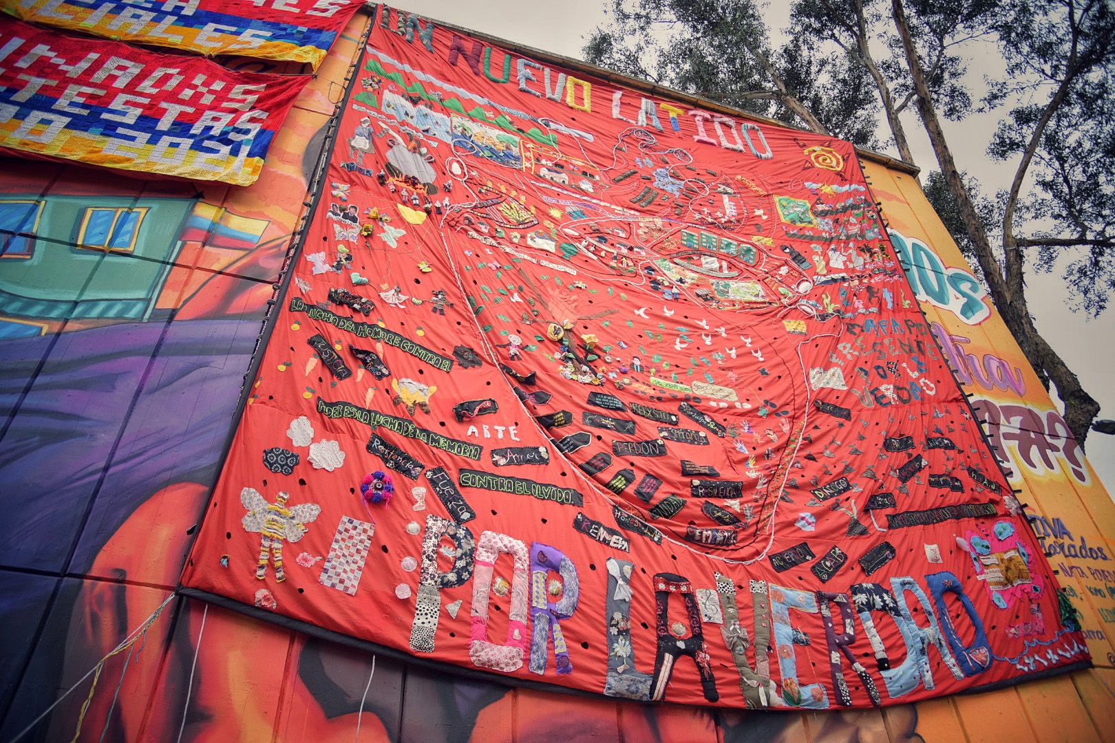 ¿Cambiamos el final de nuestra historia?: la pregunta del mural de la Universidad Pedagógica que invita a la paz