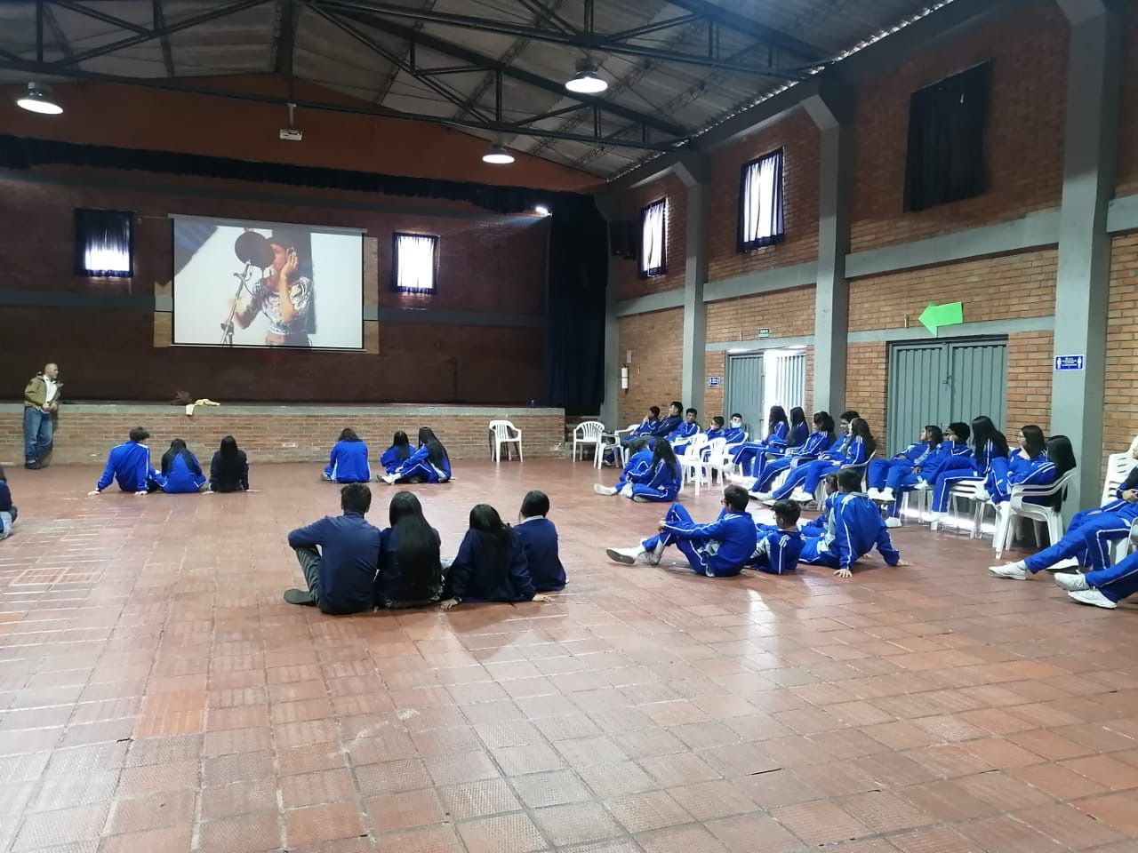 Estudiantes de bachillerato participan del taller Entretejiendo Memoria del Centro Nacional de Memoria Histórica