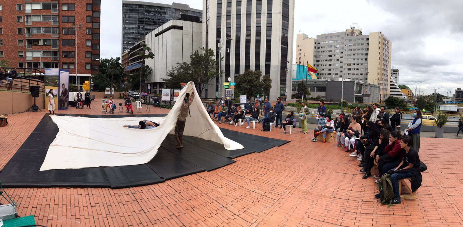 En la exposición SaNaciones se escuchó con fuerza «El canto de las moscas»