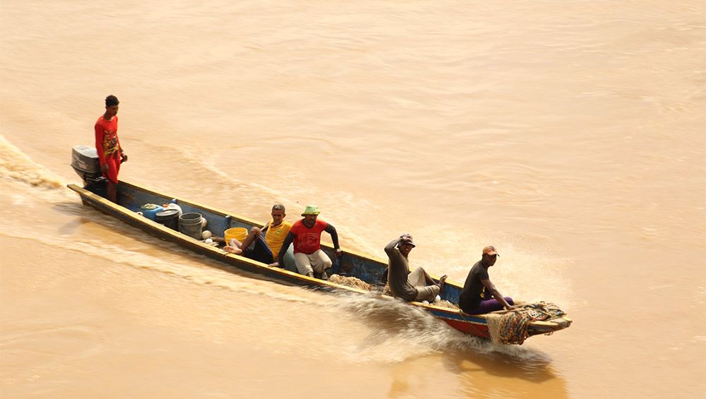 Fotografía de canoa con personas