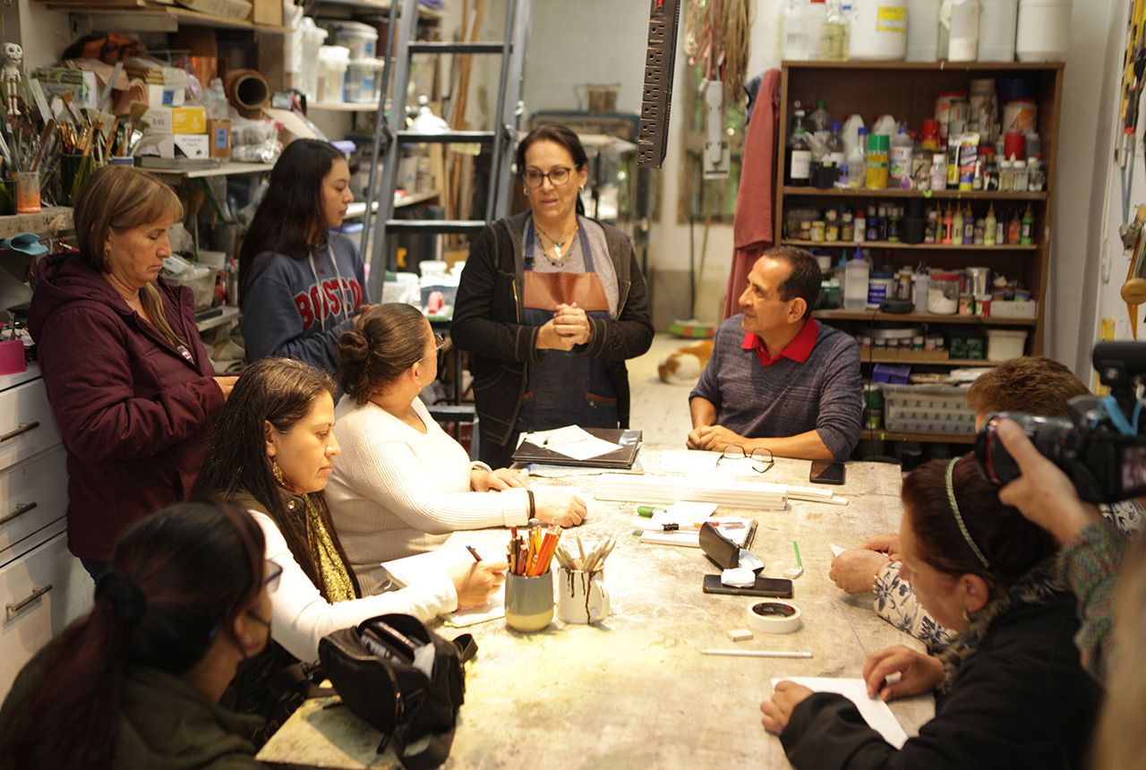 Braille, cerámica y acuarela: así se moldea un mural para el Museo de Memoria de Colombia