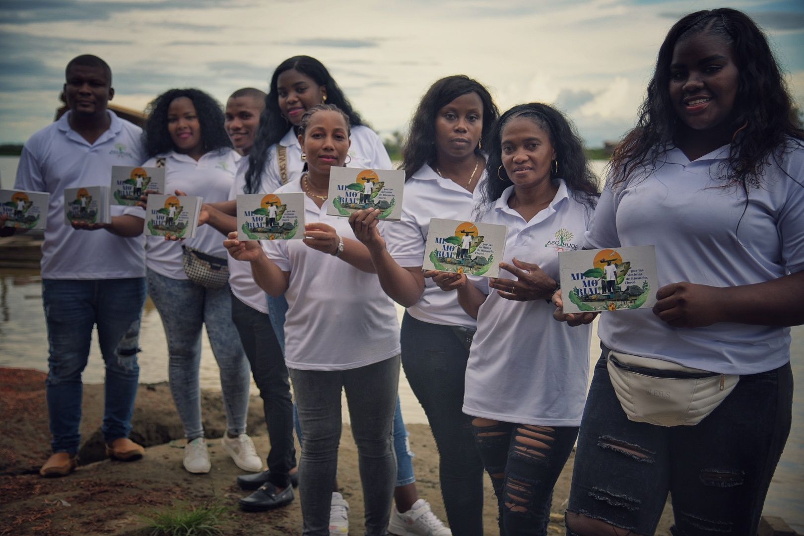 Habitantes de este municipio del Urabá chocoano lanzaron un libro de postales en el que recogen las memorias del desplazamiento forzado ocasionado por el despliegue de la operación Génesis, del Ejército Nacional, y la simultánea incursión paramilitar en sus territorios, en 1997.