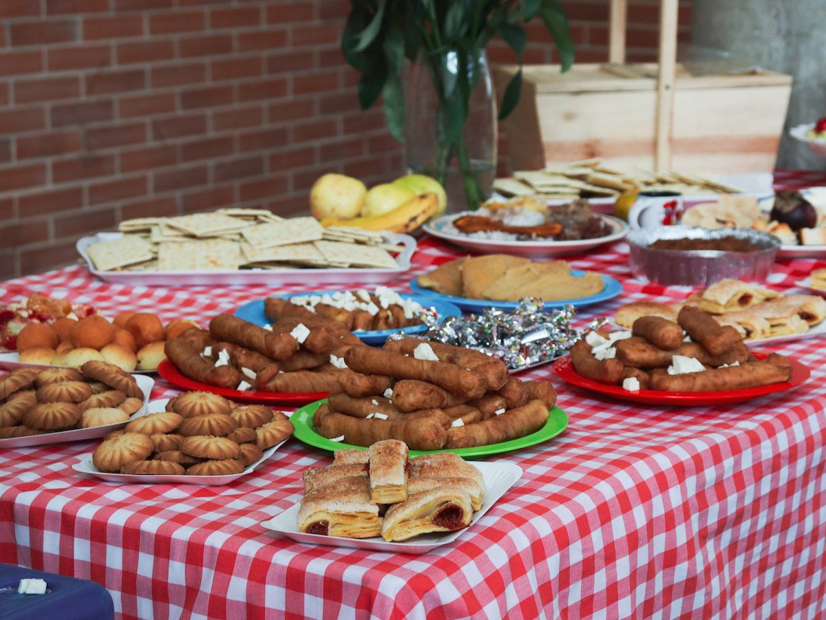 Los invitados al Colegio Gabriel García Márquez llevaron envueltos, galletas, palitos de queso, buñuelos y otros alimentos para compartir en el pícnic literario.