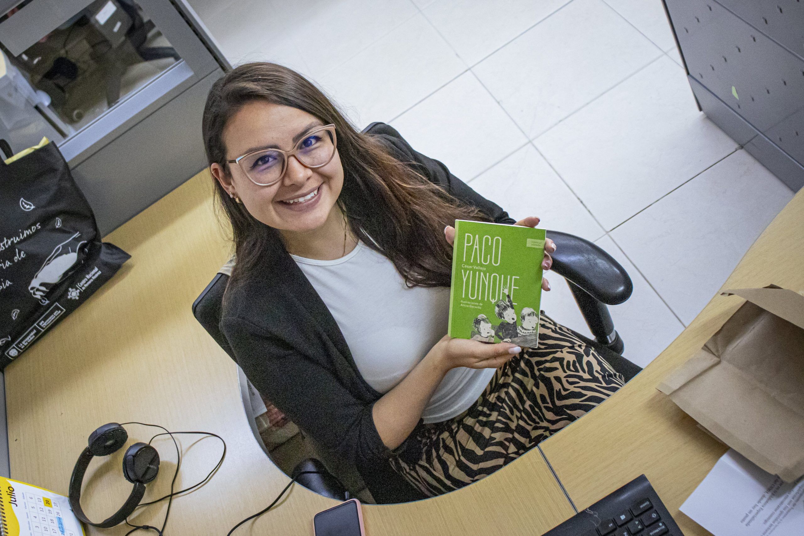 Contratista del CNMH con su correspondencia de Libro al Viento.