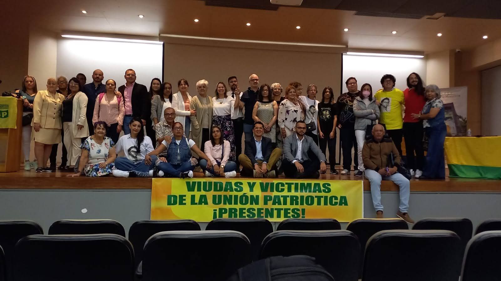 Un grupo de viudas, abogados y familiares víctimas del genocidios de UP, luego de escuchar el fallo de CIDH.