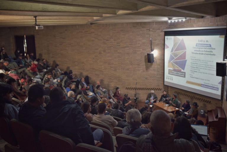El 3 de octubre se realizó el primer foro del Centro Nacional de Memoria Histórica «Tiempos y orígenes del actual conflicto en Colombia».