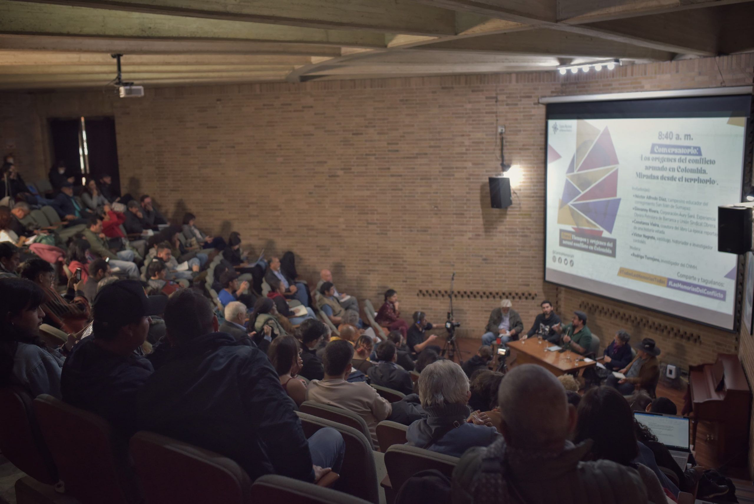 El 3 de octubre se realizó el primer foro del Centro Nacional de Memoria Histórica «Tiempos y orígenes del actual conflicto en Colombia».