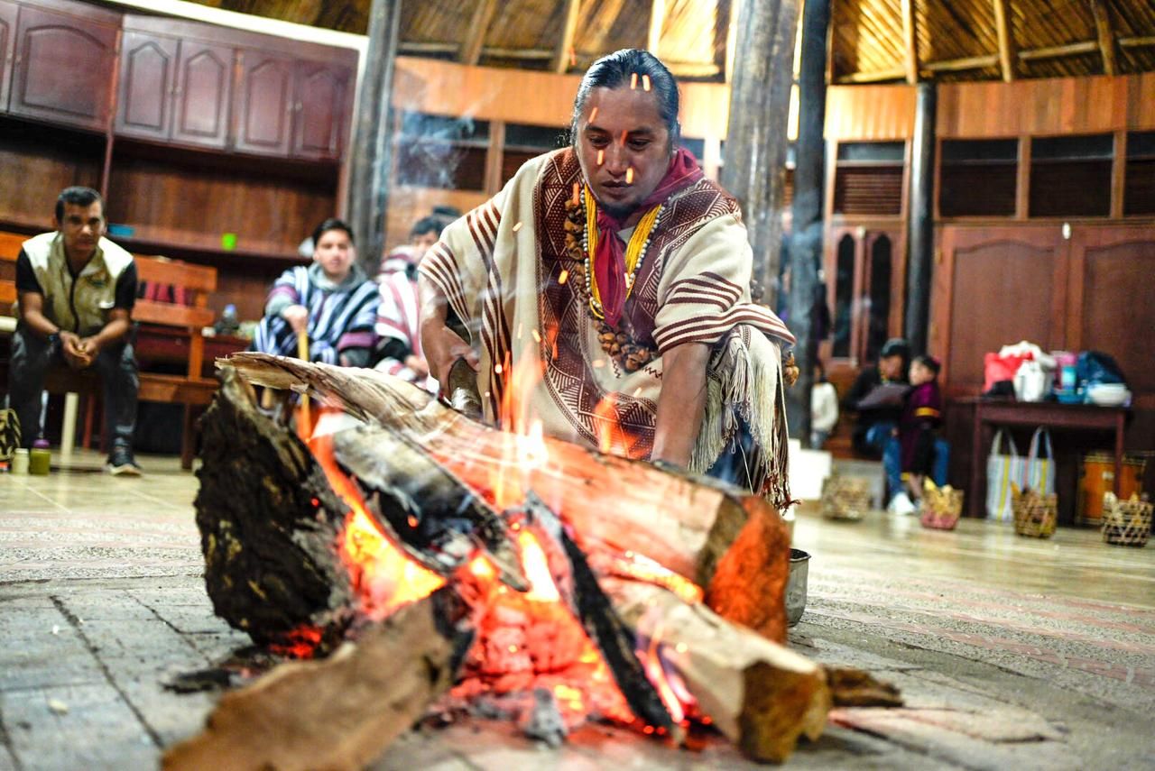 Desde la Amazonía hasta el Valle de Sibundoy, este reencuentro congrega a siete pueblos indígenas: inga, kamëntšá, siona, emberá chamí, cofán, coreguaje y yanacona, de los 62 presentes en esta vasta región.