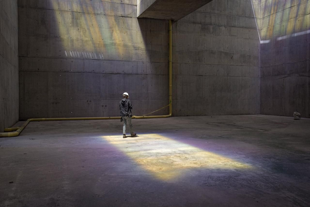 persona en la obra del Museo de la memoria