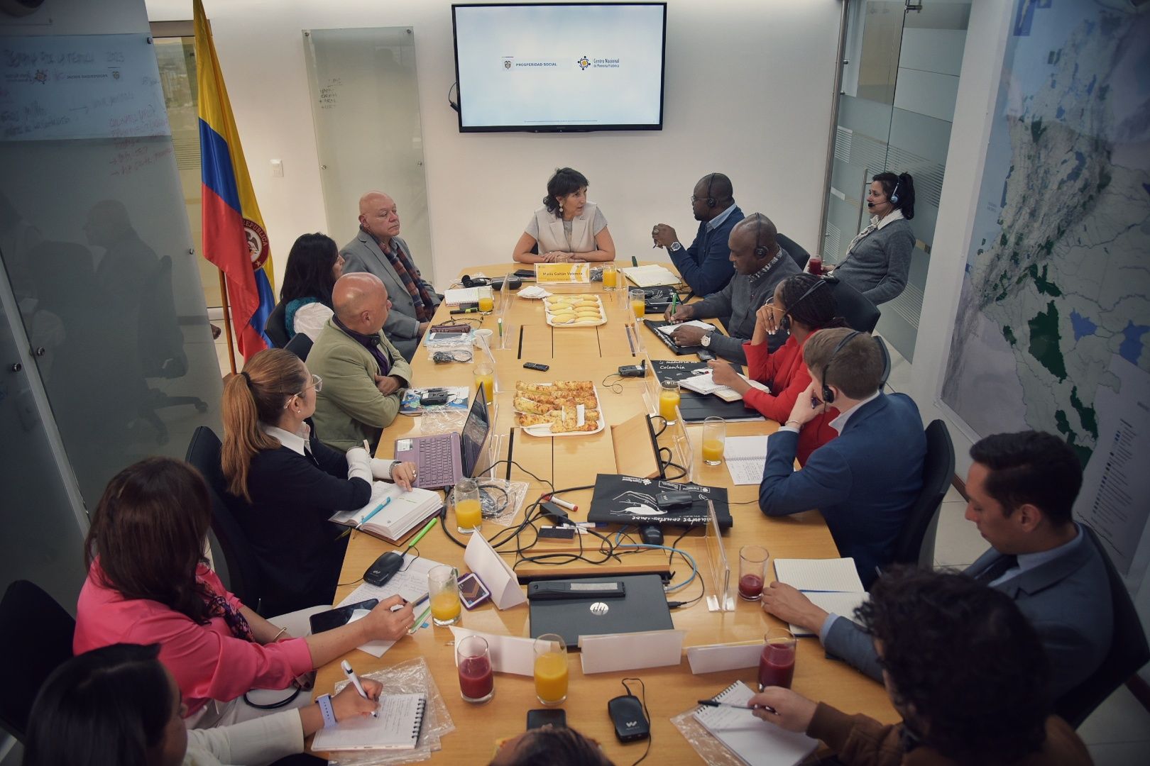 Delegación de Camerún visita el CNMH para conocer sus procesos en construcción de memoria histórica