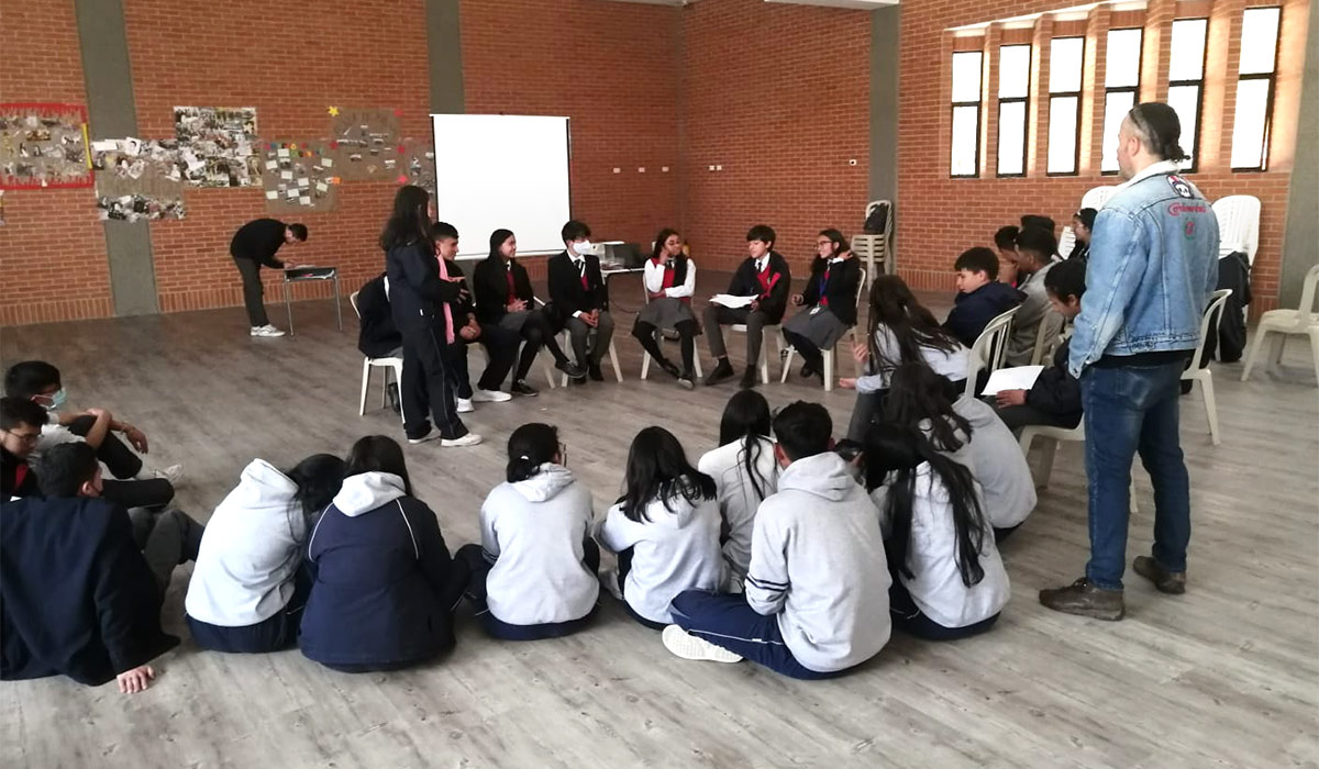 El taller Entretejiendo Memoria, del CNMH, llega al aula escolar