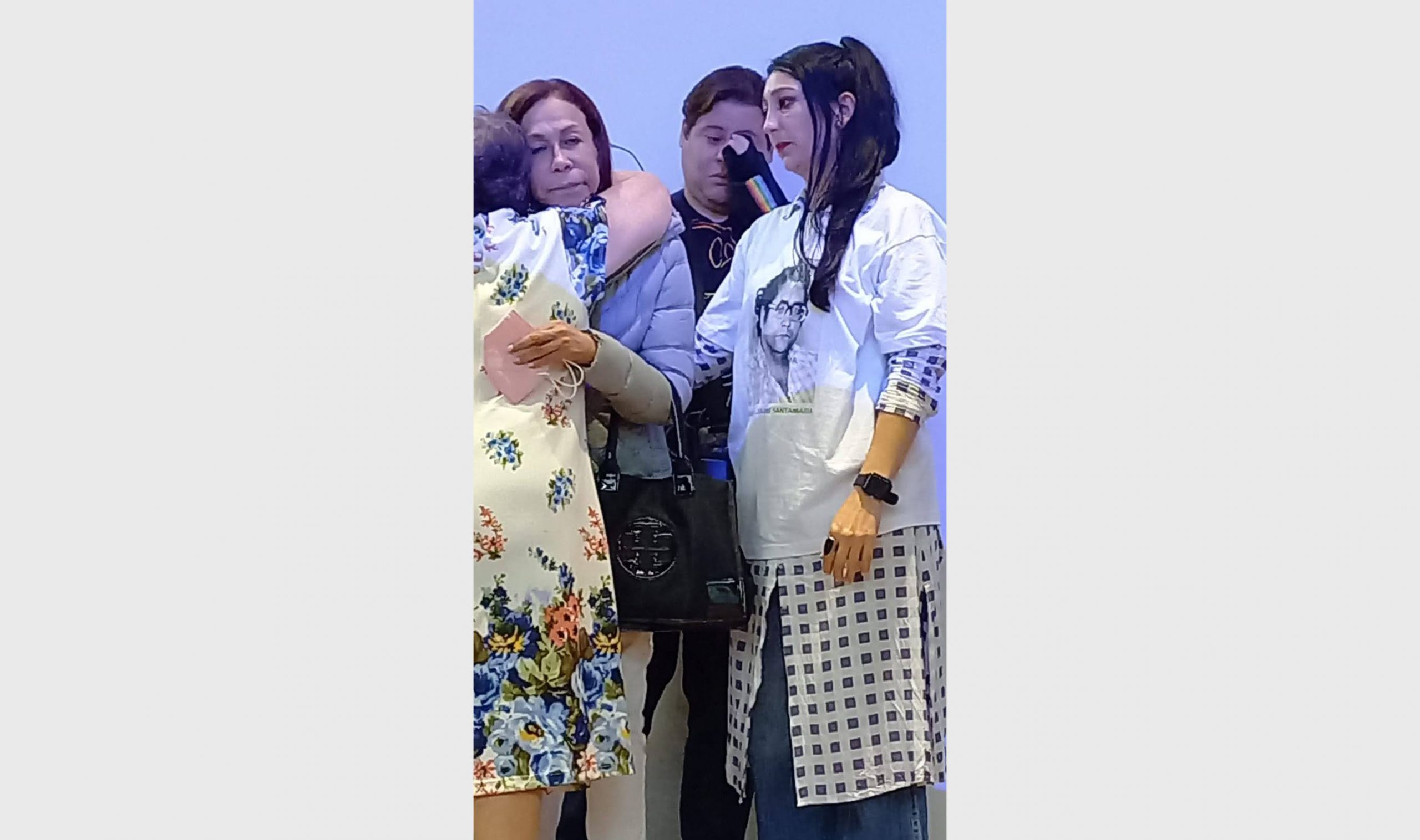 Consuelo Arbeláez, Marta Santamaría y Luisa Santamaría, esposa e hijas de Doctor: Gabriel Jaime Santamaría, Fundador y Presidente de la Unión Patriótica en Antioquia, asesinado el 27 de octubre de 1989, luego de escuchar el fallo de CIDH.