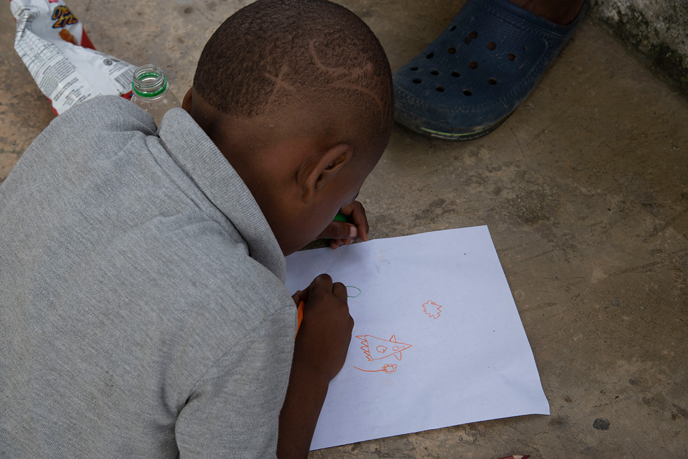 Además de leer y escuchar relatos, los niños y niñas también participaron dibujando. Foto: Andrés Correa, CNMH