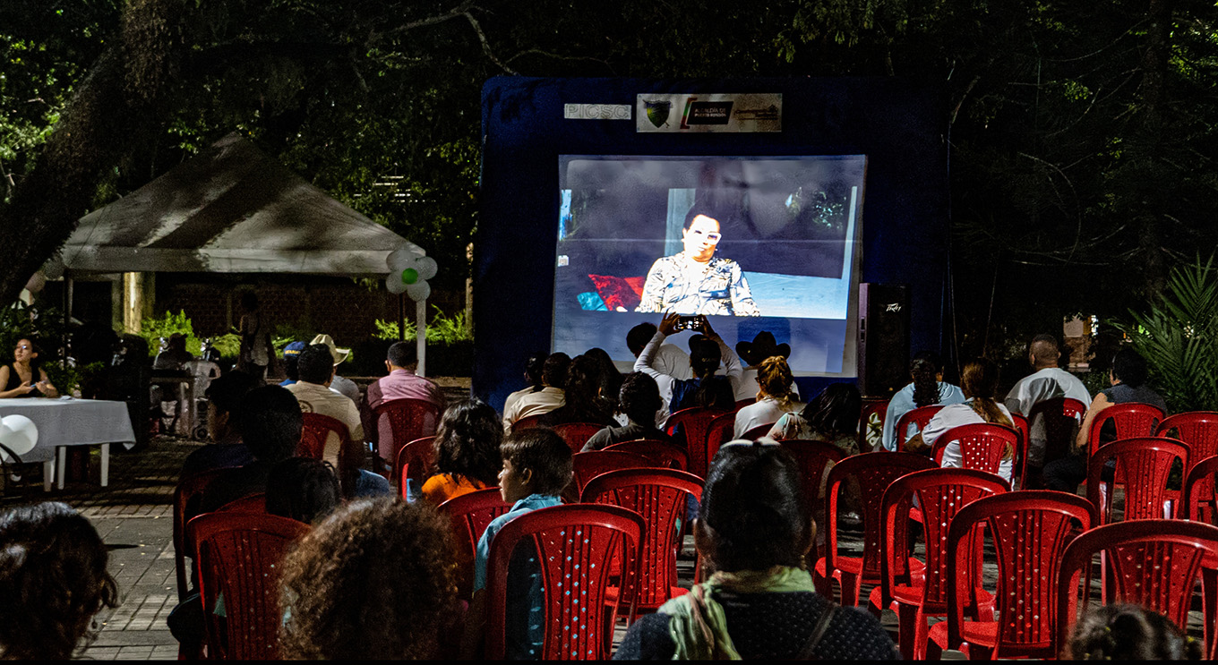 El 17 de mayo el parque principal de Puerto Rondón se iluminó con el estreno de la pieza audiovisual «La zozobra del llano: cuando el alcaraván cantaba y los perros ladraban» 