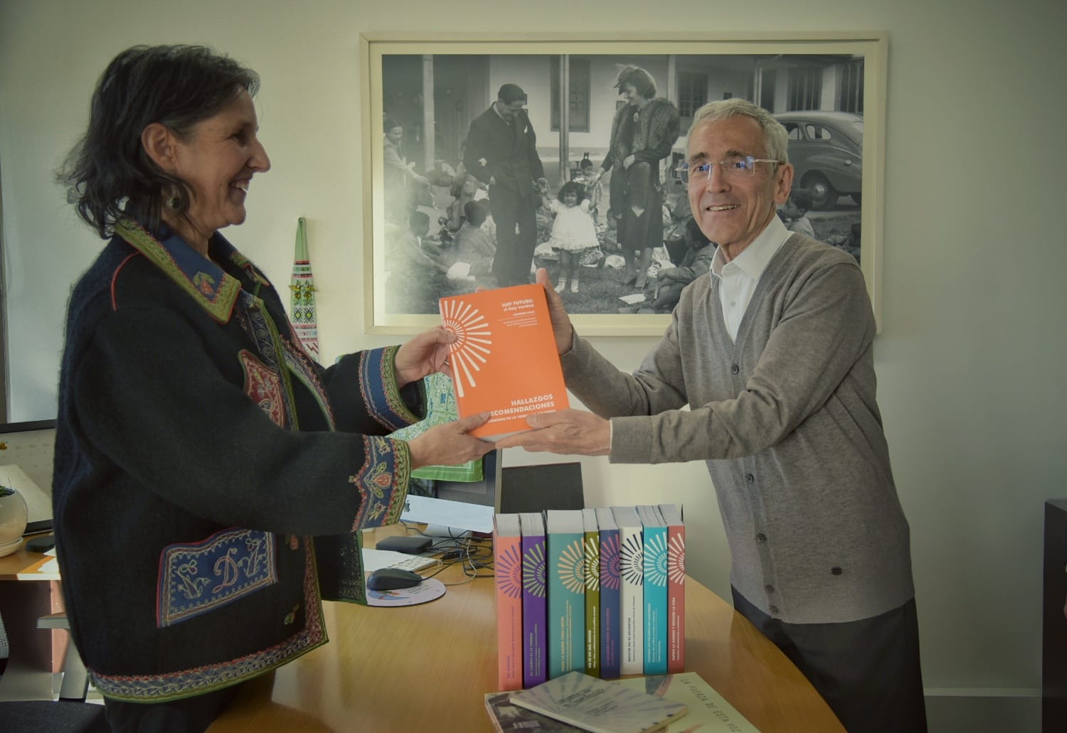 Padre Francisco de Roux le hace entrega a la directora del CNMH, María Gaitán, de una copia del Informe Final de la Comisión de la Verdad. 