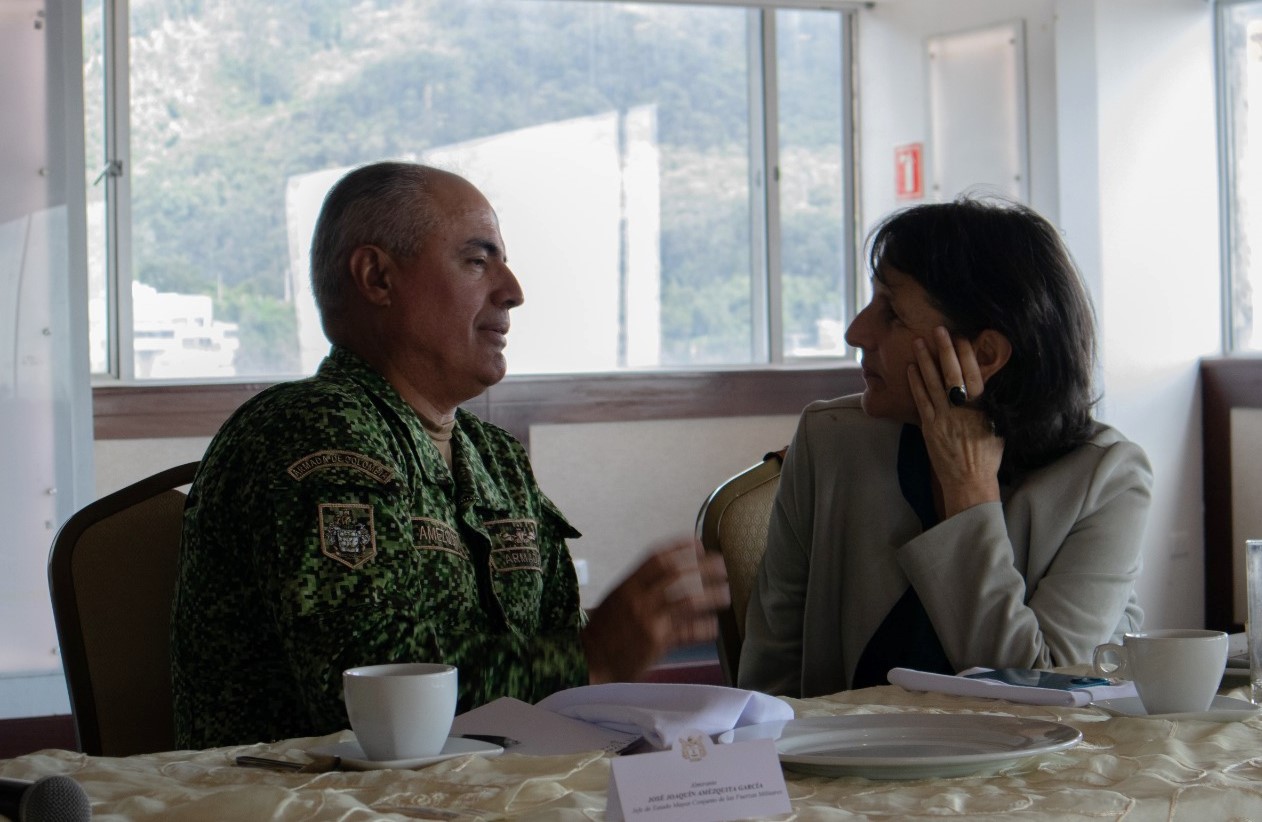 María Gaitán, directora general del CNMH y el Almirante José Joaquín Amézquita, jefe de Estado Mayor Conjunto de las Fuerzas Militares de Colombia.