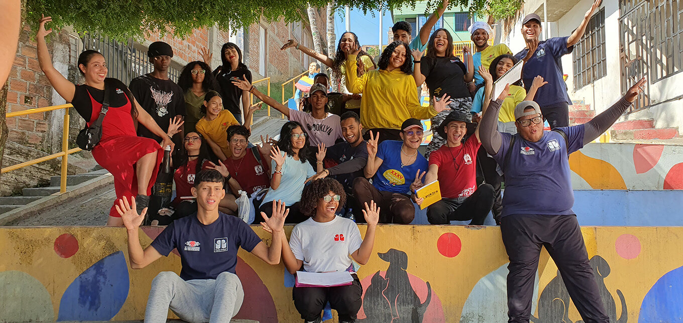 Veinte jóvenes del programa «Jóvenes, teatro y comunidad» recorrieron la comuna 1 de Cali y visitaron el Parque de la Estatua, un lugar de memoria del sector. Foto: Cortesía Jair Cerón (Esquina Latina)