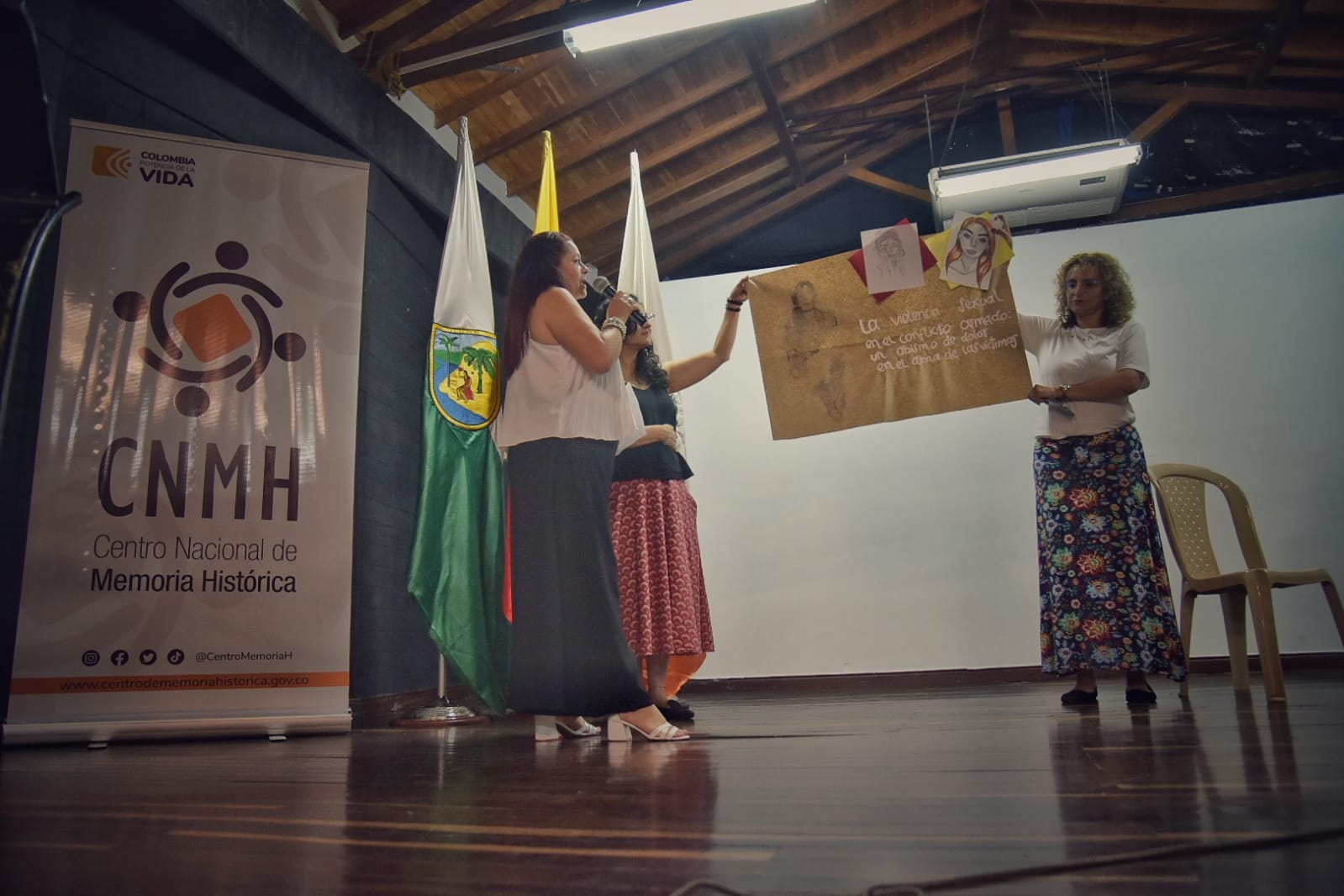 En la imagen, Judith Ospina, integrante de la Red de Mujeres Víctimas y Profesionales, presenta una cartelera que diseñó para hablar sobre la violencia sexual en el conflicto.