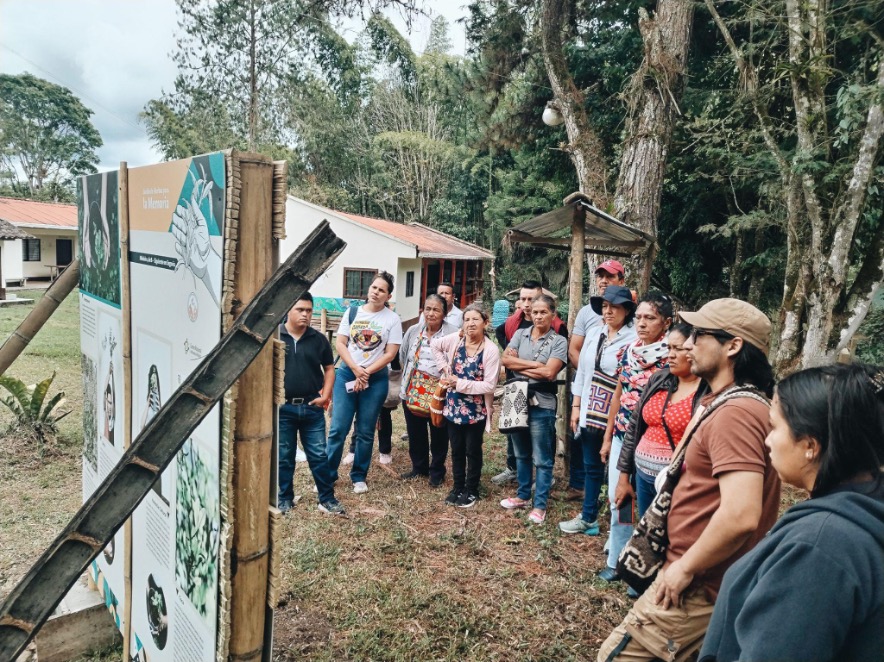La comunidad de San Andrés de Pisimbalá eligió varios lugares marcados por la guerra para resignificarlos con una exposición de memoria. Foto: Felipe Alarcón, CNMH.