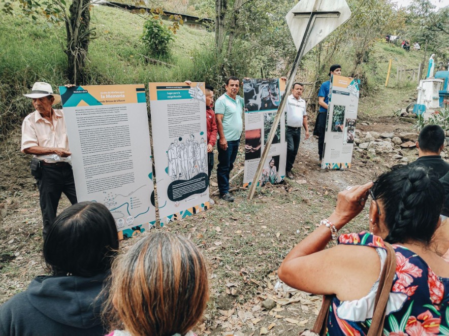 El 9 de julio se llevó a cabo la inauguración de la exposición «Jardín de Hierbas para la Memoria» en las cuatro veredas de Pisimbalá. Aquí, los líderes de la vereda Segovia. Foto: Felipe Alarcón, CNMH.