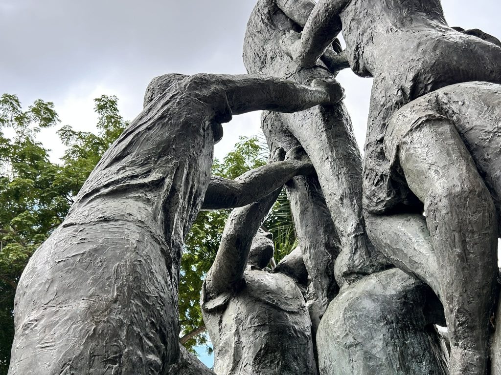 Monumento de los 19 comerciantes desaparecidos entre el 6 y 7 de octubre de 1987, ubicado en el el Parque de los Niños y las Niñas en Bucaramanga.