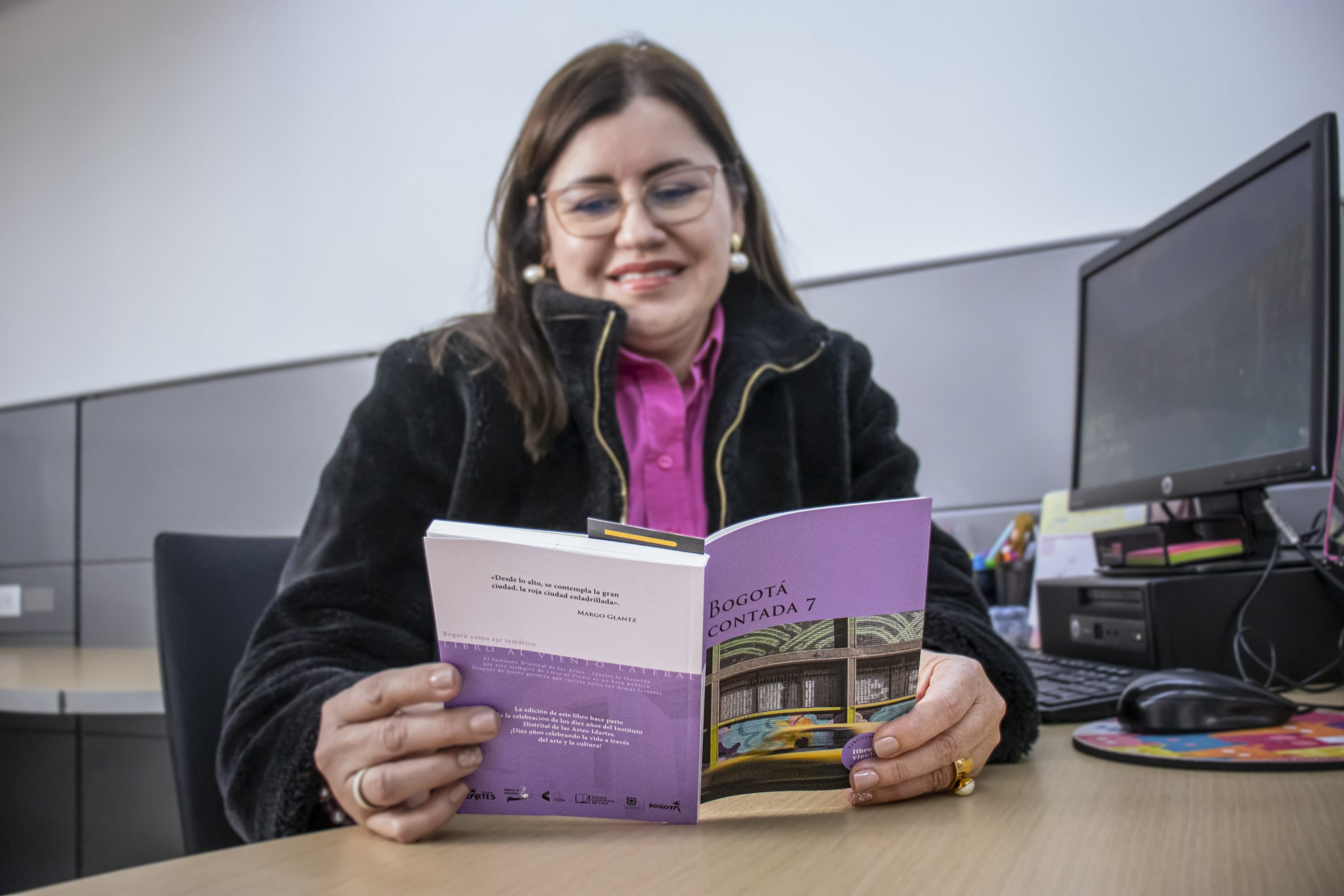 Contratista del CNMH con su correspondencia de Libro al Viento.