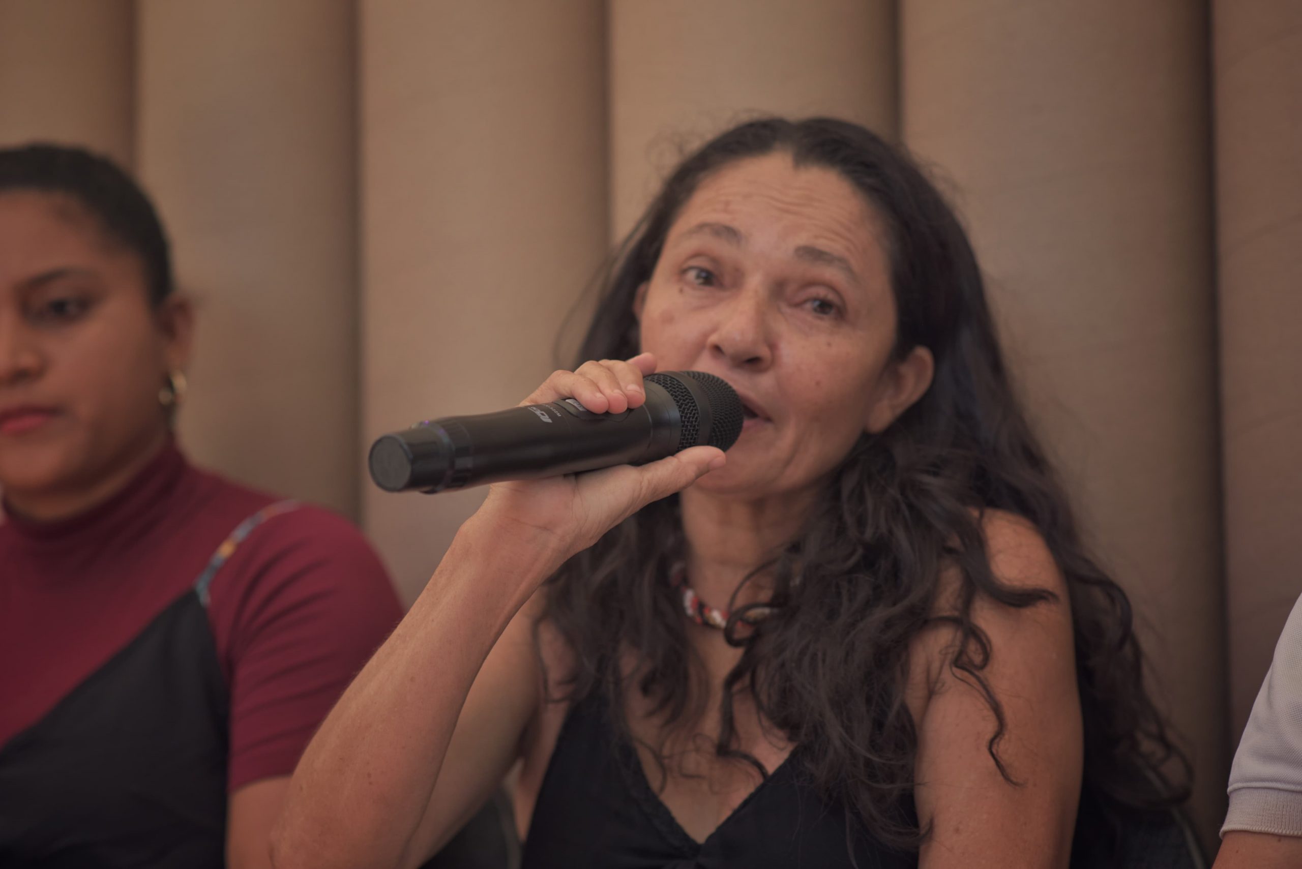 Martha Mora, poetisa del Catatumbo, durante el micrófono abierto del CNMH. 