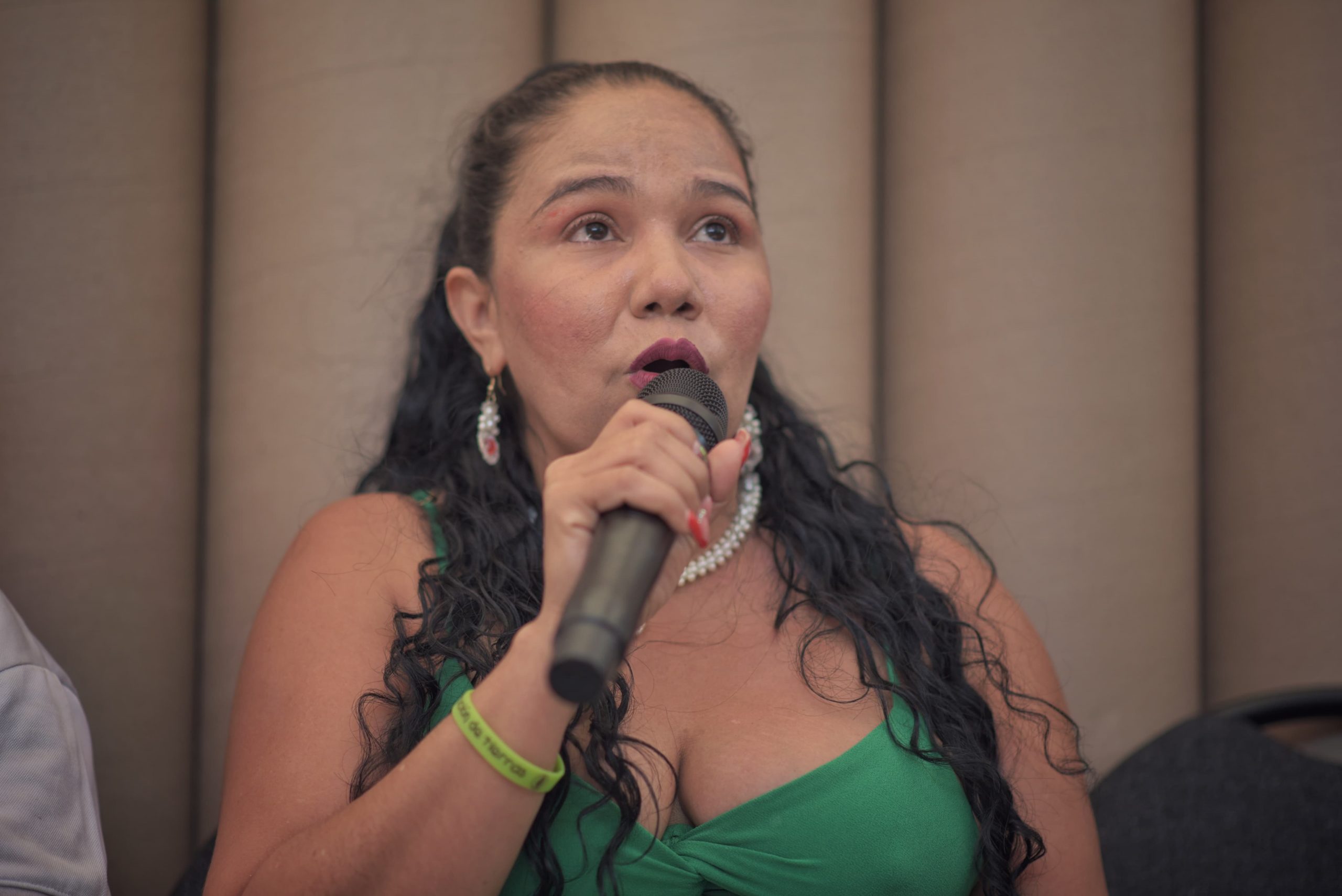 Carmen García, poetisa del Catatumbo, durante el micrófono abierto del CNMH. 