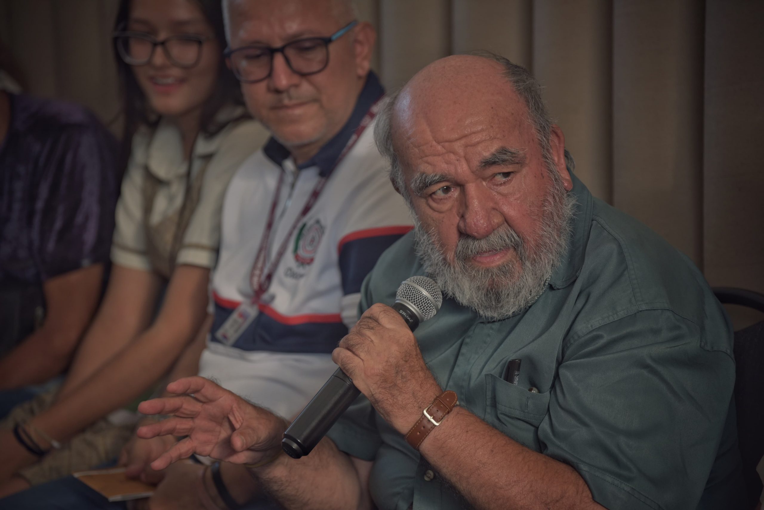 Luis Darío Bernal, poeta y autor del libro El placer del desahogo, durante el micrófono abierto del CNMH.