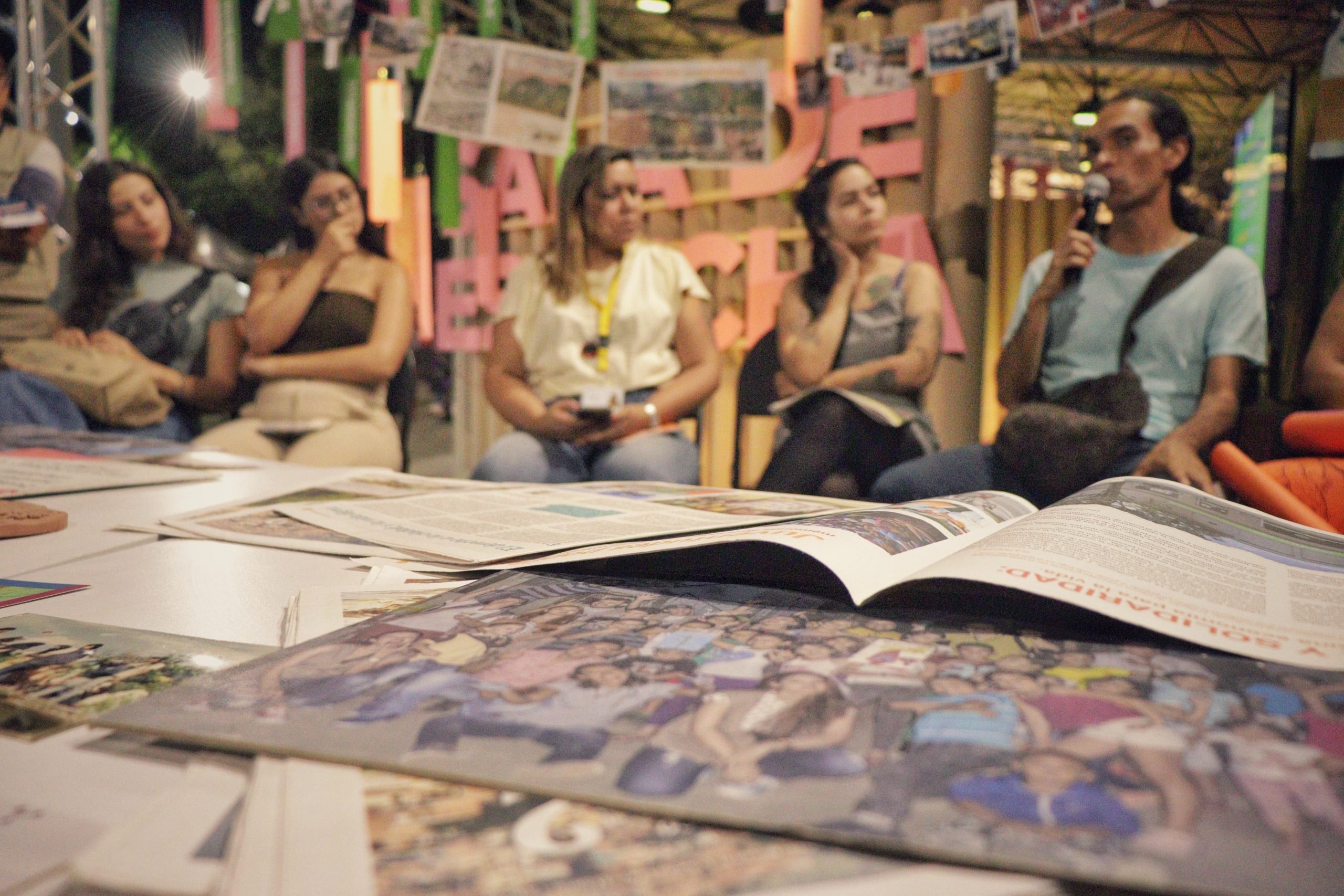 Conversatorio «Memorias Barriales», realizado en el estand del CNMH durante la Fiesta del Libro y la Cultura de Medellín