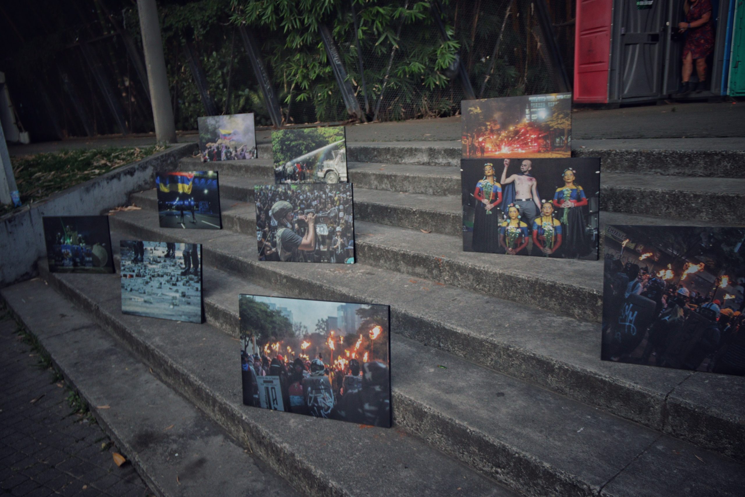 Exposición fotográfica del estallido social en Medellín presentada en el estand del CNMH durante la Fiesta del Libro y la Cultura de Medellín