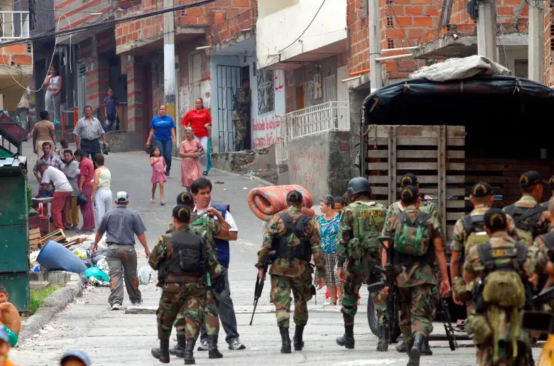 La marcha blanca: pedido de paz desde la Comuna 13 en medio de la operación Mariscal