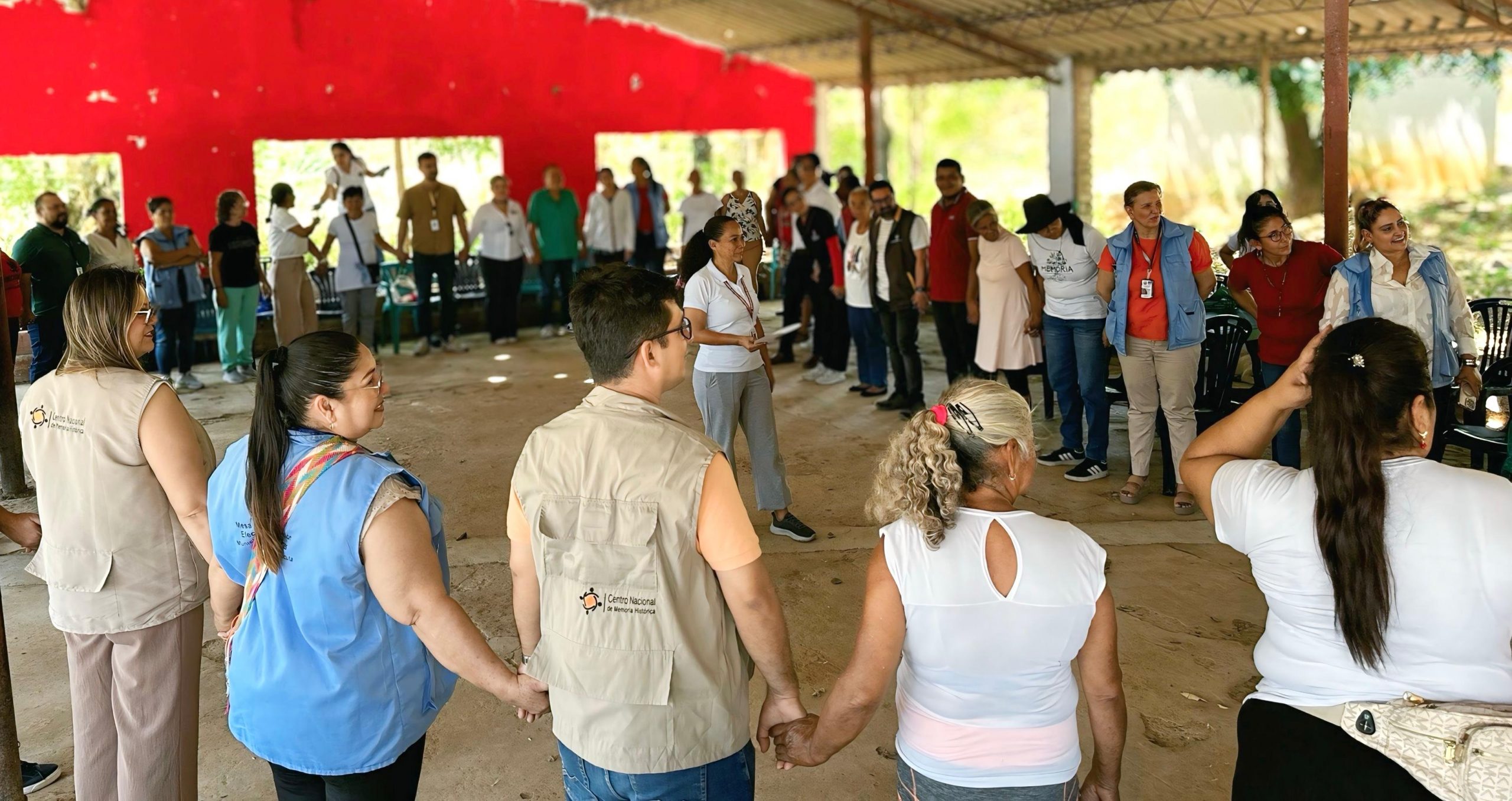 Bibliotecarias y promotoras de lectura del Archipiélago de San Andrés, Providencia y Santa Catalina, junto al equipo de la Biblioteca Especializada del CNMH, durante el ejercicio de cartografía social sobre los lugares de memoria del territorio.