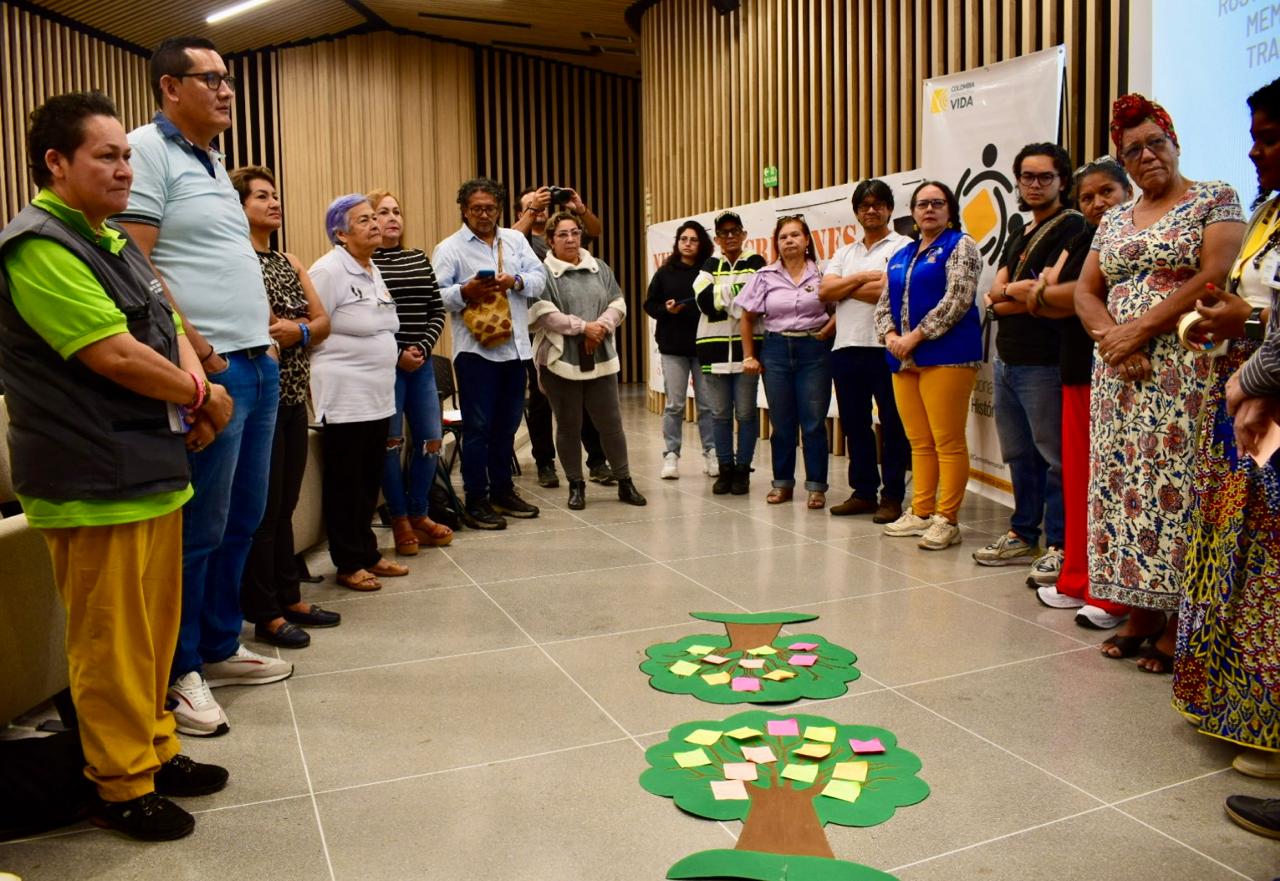 Bibliotecarias y promotoras de lectura del Archipiélago de San Andrés, Providencia y Santa Catalina, junto al equipo de la Biblioteca Especializada del CNMH, durante el ejercicio de cartografía social sobre los lugares de memoria del territorio.
