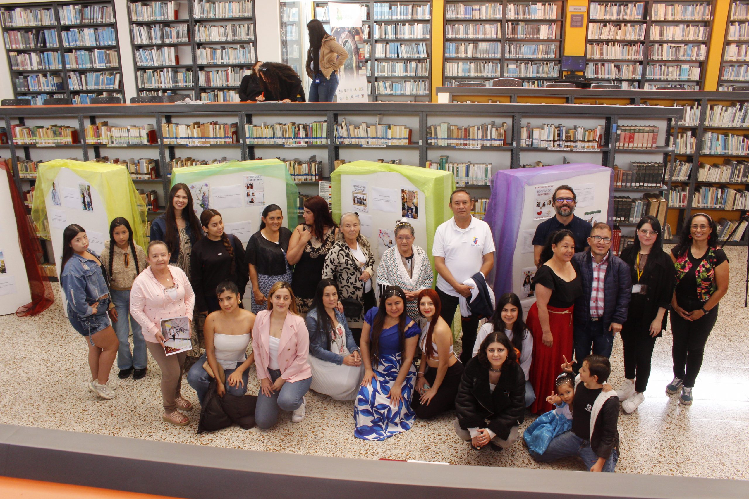 Bibliotecarias y promotoras de lectura del Archipiélago de San Andrés, Providencia y Santa Catalina, junto al equipo de la Biblioteca Especializada del CNMH, durante el ejercicio de cartografía social sobre los lugares de memoria del territorio.