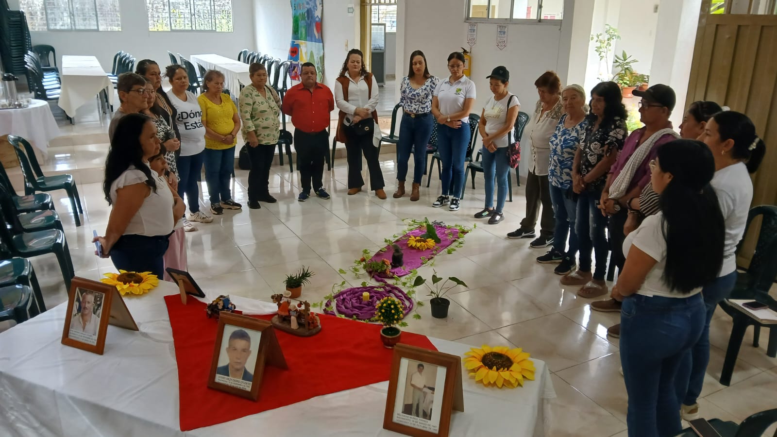 Bibliotecarias y promotoras de lectura del Archipiélago de San Andrés, Providencia y Santa Catalina, junto al equipo de la Biblioteca Especializada del CNMH, durante el ejercicio de cartografía social sobre los lugares de memoria del territorio.