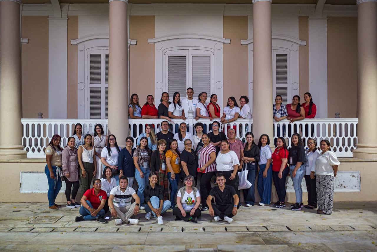 Bibliotecarias y promotoras de lectura del Archipiélago de San Andrés, Providencia y Santa Catalina, junto al equipo de la Biblioteca Especializada del CNMH, durante el ejercicio de cartografía social sobre los lugares de memoria del territorio.