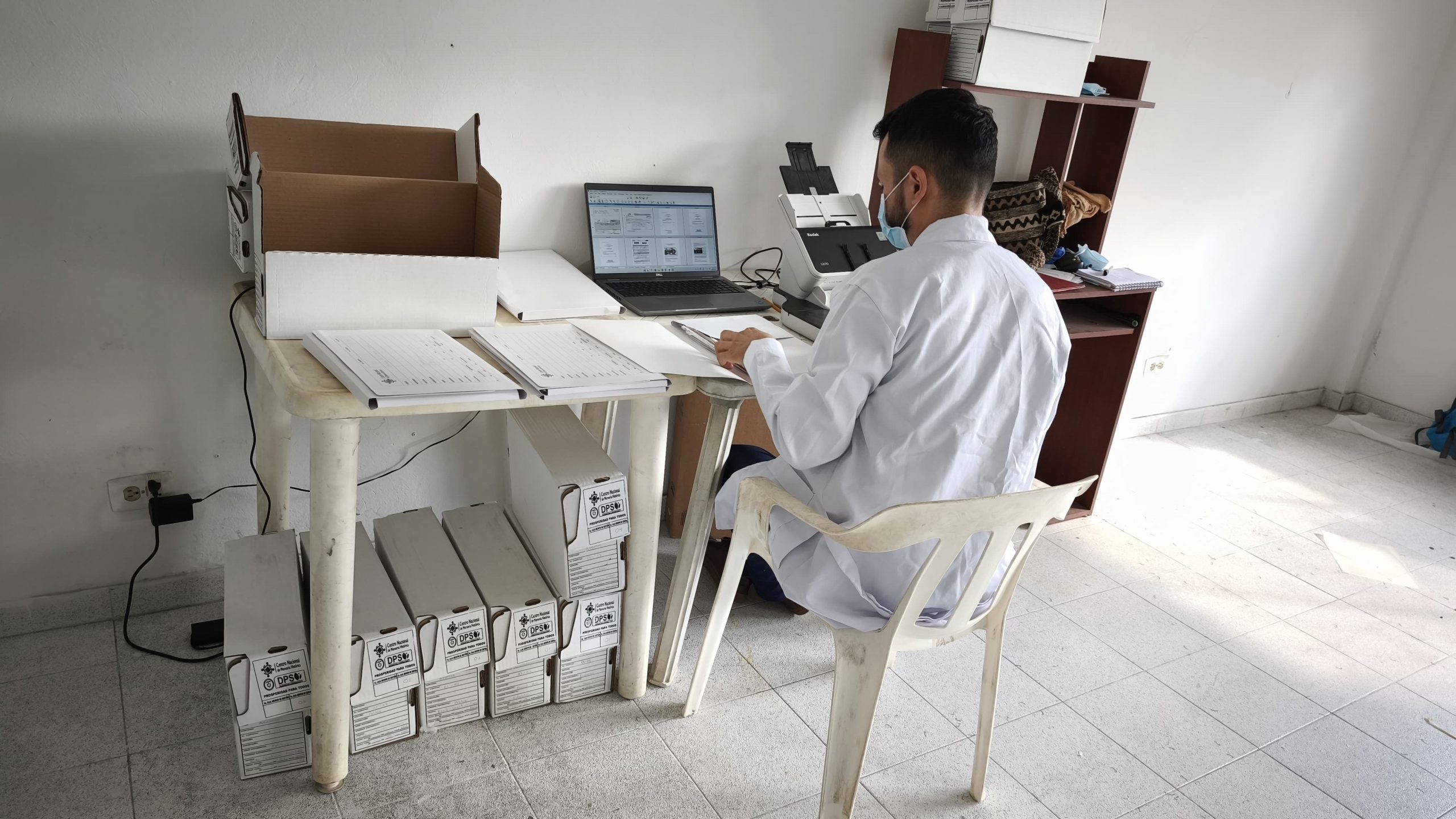 Bibliotecarias y promotoras de lectura del Archipiélago de San Andrés, Providencia y Santa Catalina, junto al equipo de la Biblioteca Especializada del CNMH, durante el ejercicio de cartografía social sobre los lugares de memoria del territorio.