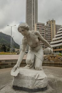 Monumento La rebeca en la calle 26