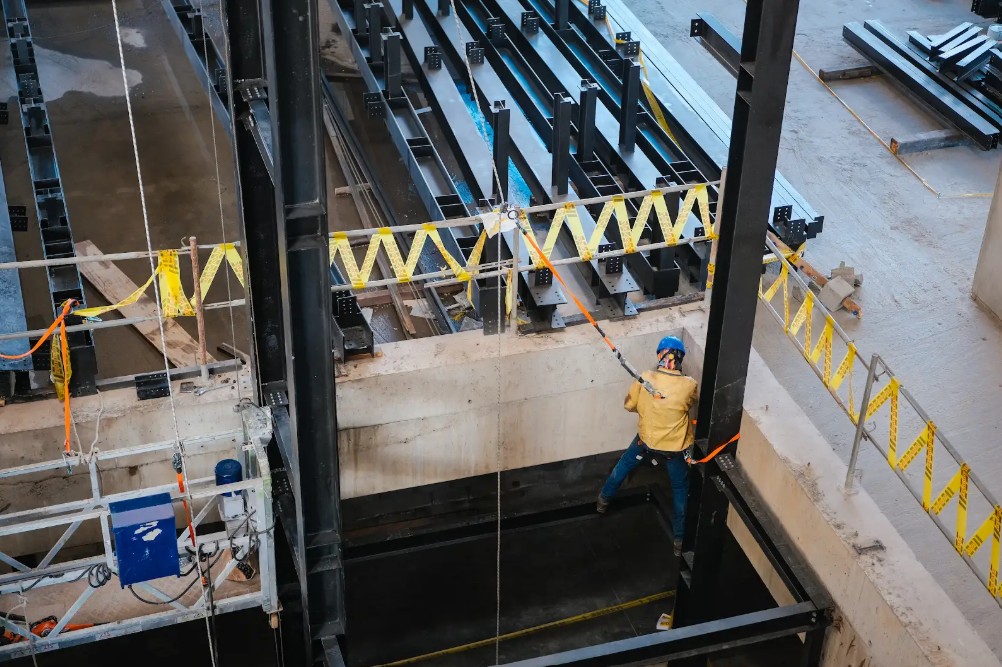 Especialistas trabajando en los acabados de las salas del Museo