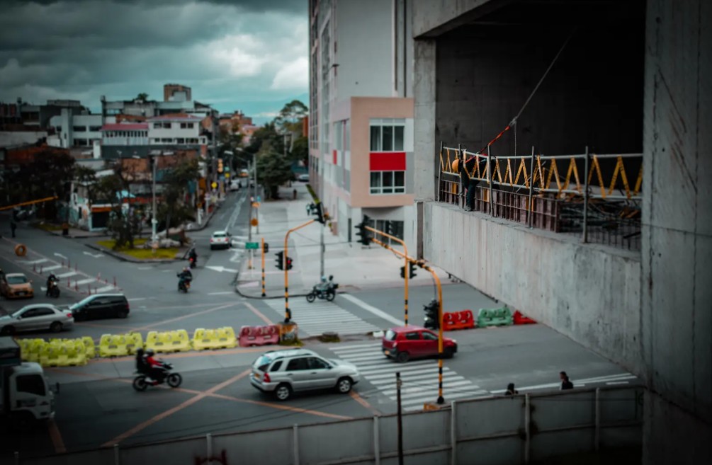 La obra del Museo vista sobre la inmensidad del concreto