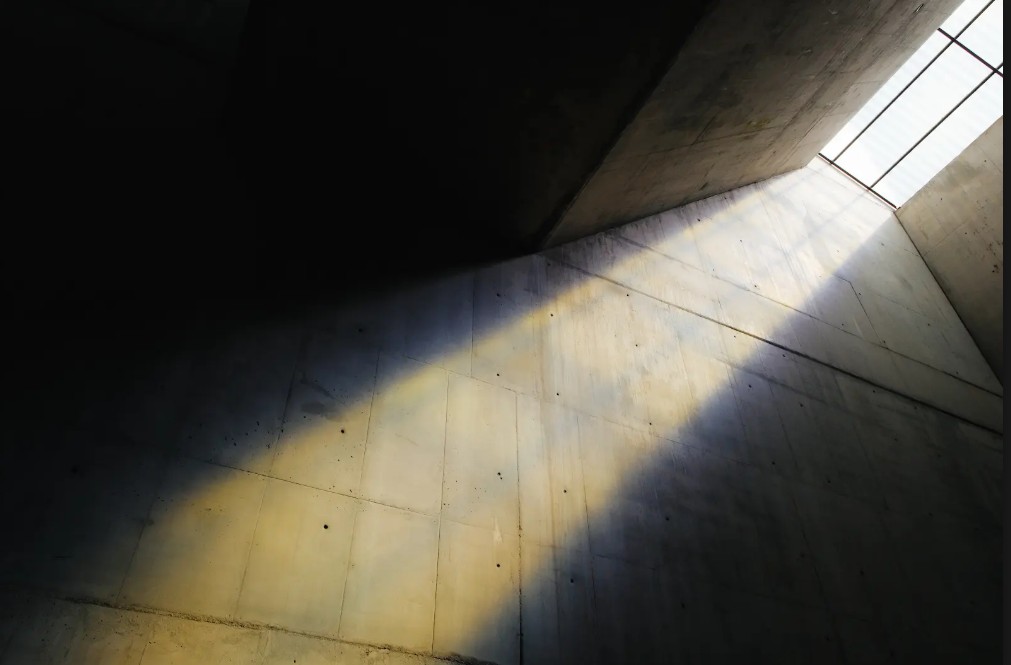 Haz de luz entrando en los espacios de concreto del Museo