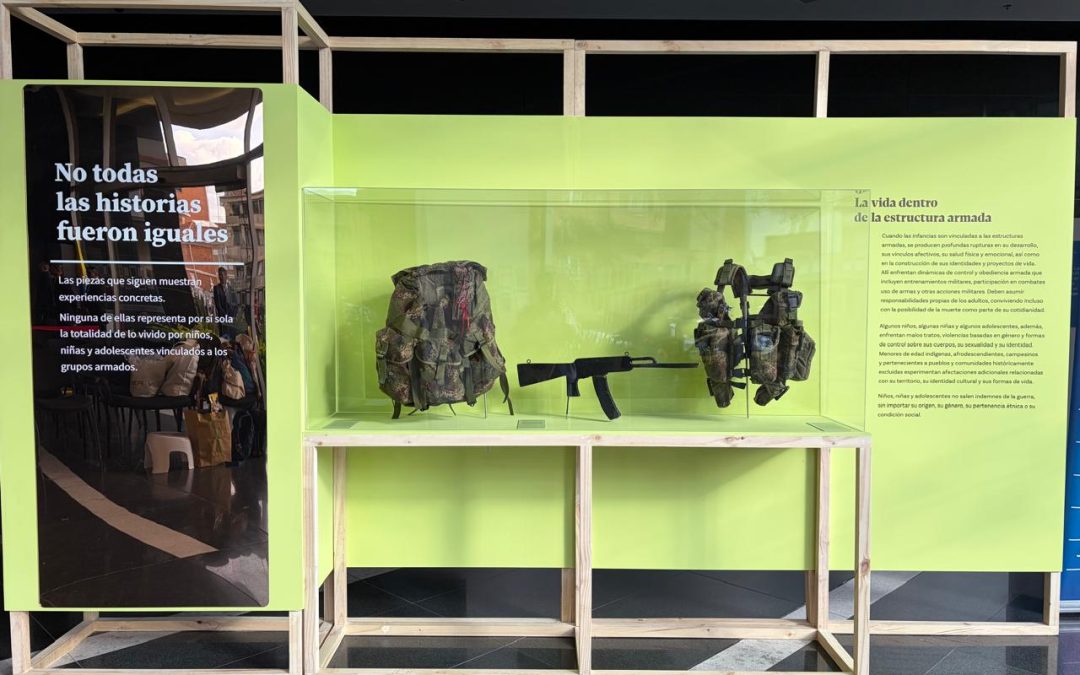 ‘Volver a florecer: infancias que sobrevivieron a la guerra’, una muestra que expone el flagelo del reclutamiento de niñas y niños en Colombia