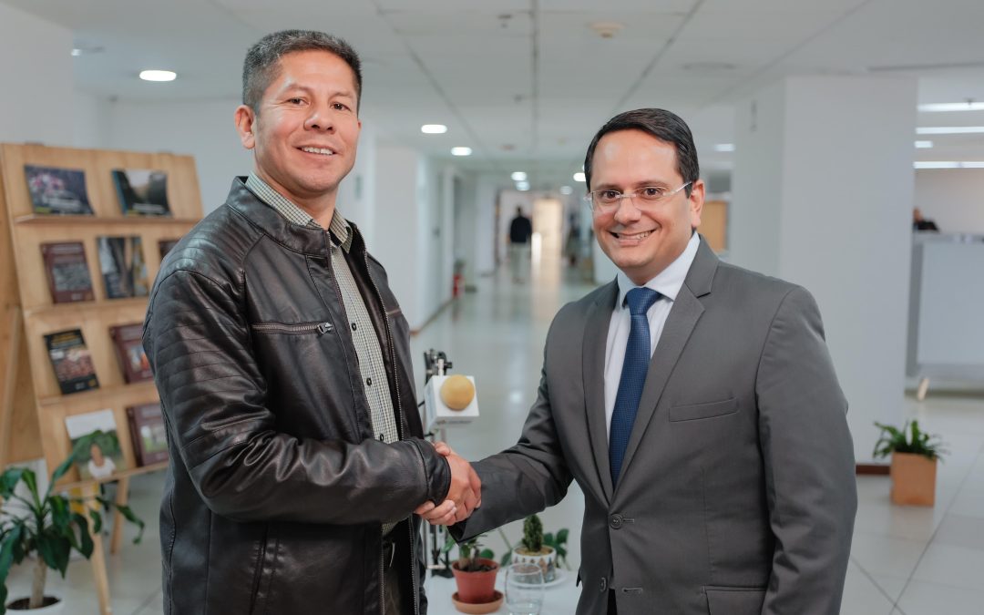 John Fran Pinchao visitó el CNMH para dialogar sobre memoria, secuestro y garantías de no repetición